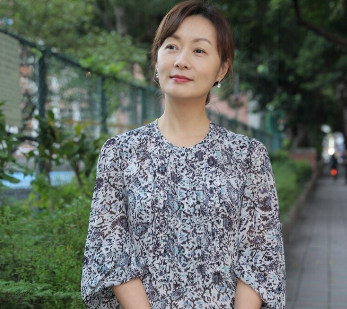 49岁郑家榆现身医院戴口罩难掩憔悴神态疲惫健康状况让人担心