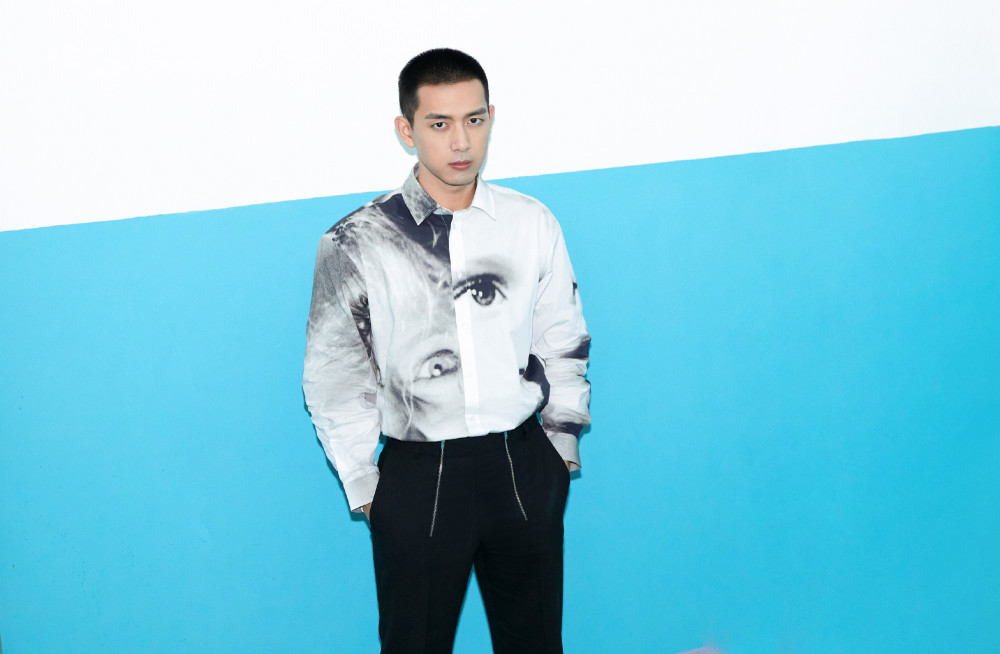 李现长发复古壁纸来了,有人说还是短发比较帅气可爱点
