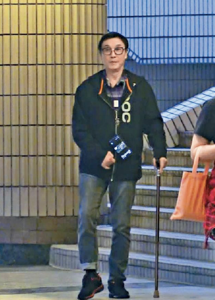 刘松仁为爱犬庆生罕露脸面色红润康复良好膝下无子女与狗相伴