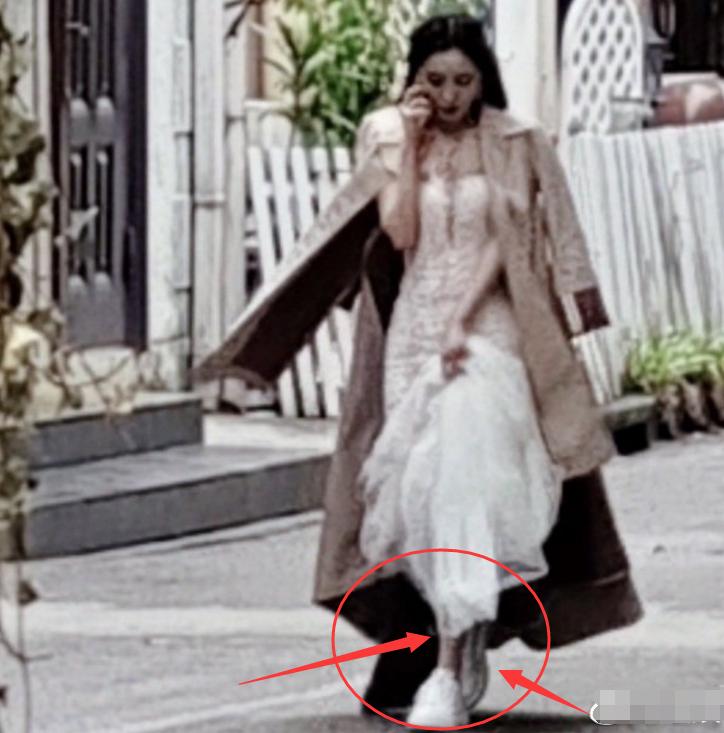 穿婚纱逃婚_婚纱逃婚(2)