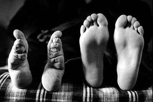 中国最后裹脚的女人,15岁嫁入豪门,洗脚时