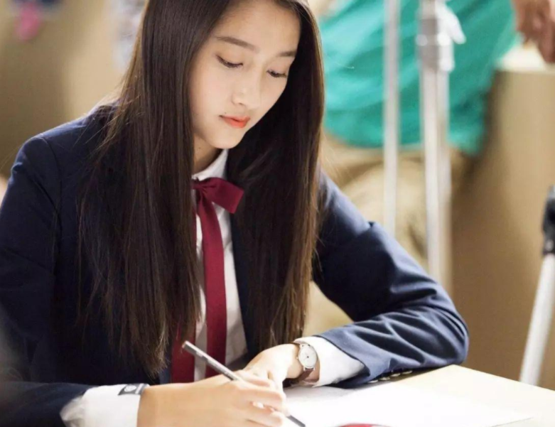 关晓彤高考成绩有多好,拍戏也不耽误学习,令高中生自愧不如