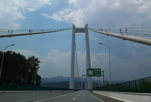 云南此高速公路大桥,投资19亿建了5年成亚洲第一,堪称超级工程
