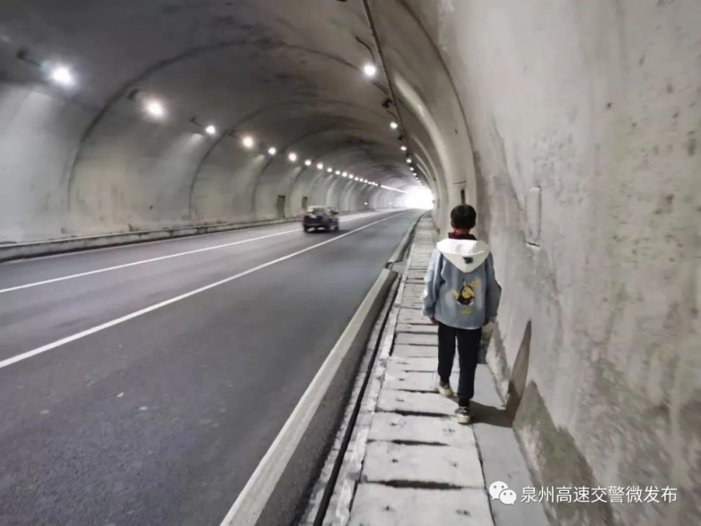 危险!安溪一男孩独自高速上行走3公里,只因