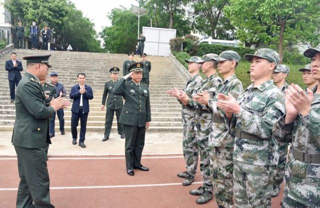 今天(9日)上午,省军区副司令员廖正荣少将带领有关人员,到阳春市检查