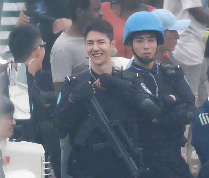 王一博新电影《维和防暴队》路透,警服造型好有型,不输《冰雨火》