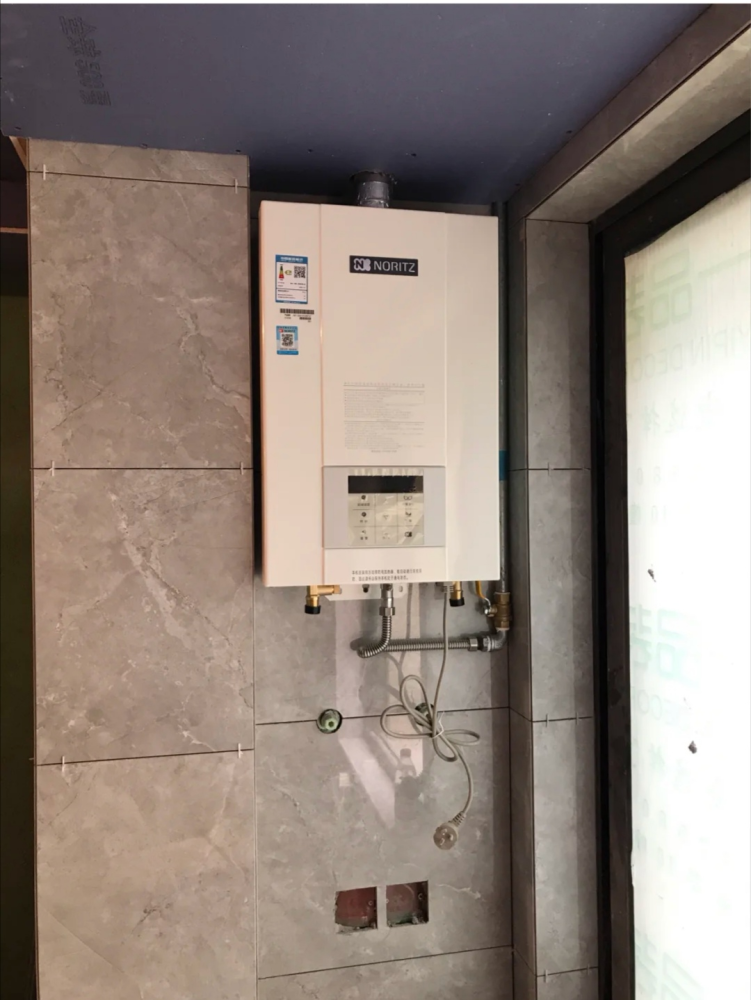 安装了浴缸的卫生间燃气热水器和电热水器哪种使用热水更方便