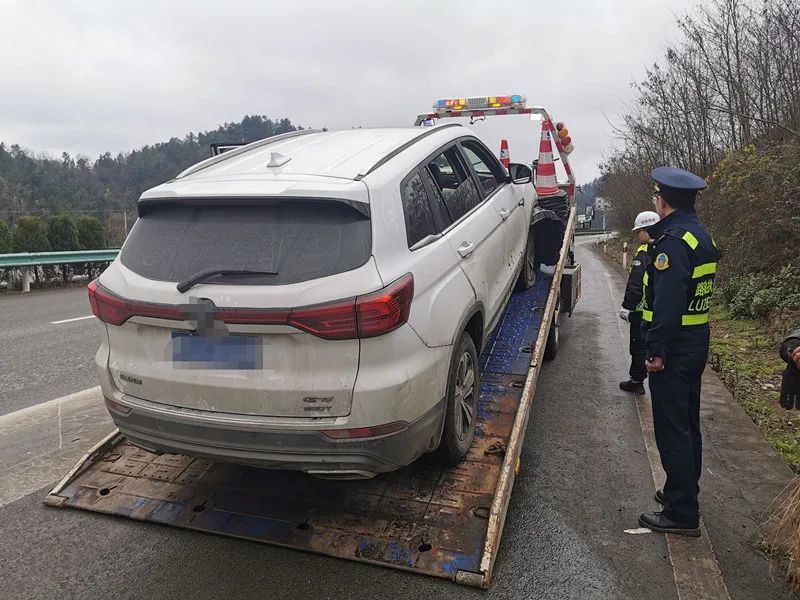 黄平县境内)一辆小客车发生单方交通事故,凯里高管处黄平路政执法大队