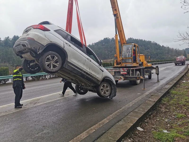 老表慢点黔东南一男子提亲路上太心急车辆失控掉进沟