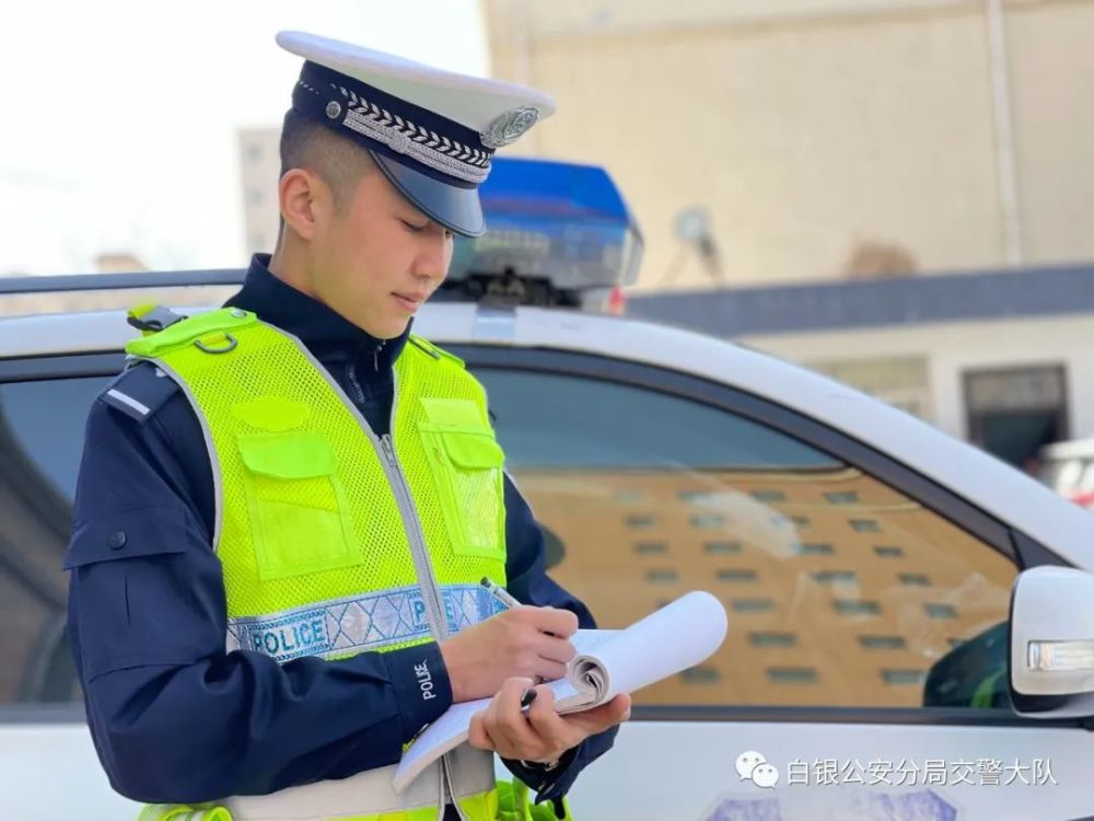 折多山上的"雪雕"交警!你的"双胞胎"兄弟找到了,居然也是交警!