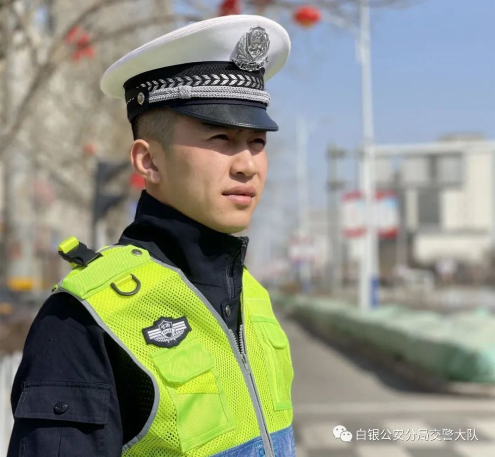 折多山上的"雪雕"交警!你的"双胞胎"兄弟找到了,居然也是交警!
