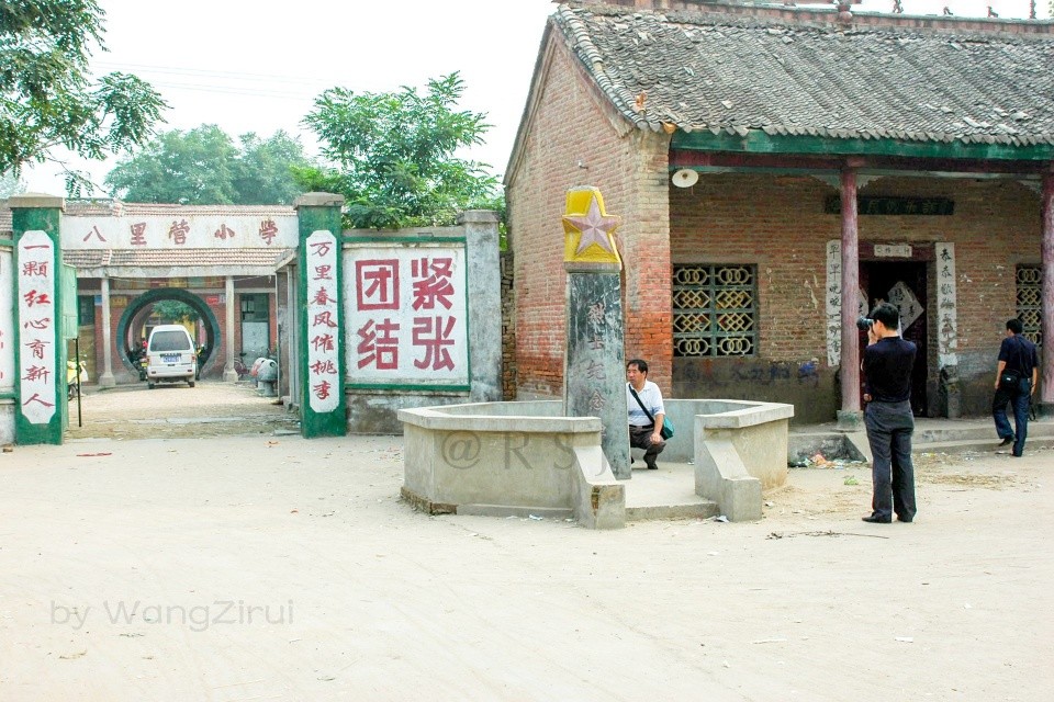 滑县老照片:八里营街头三棱的烈士纪念碑,纪念120余名