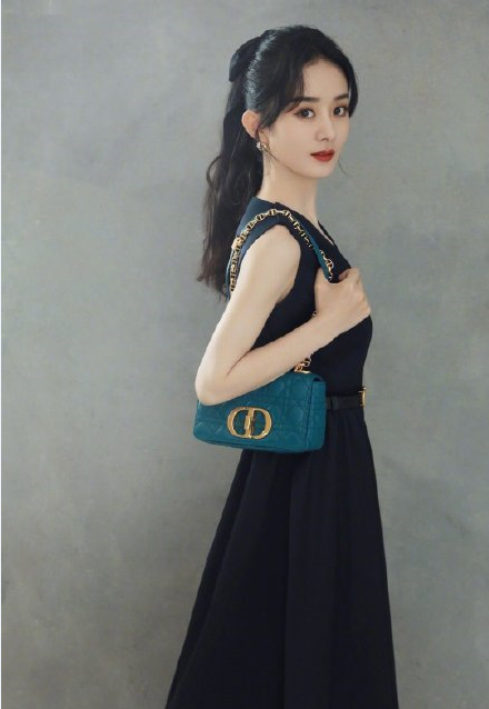 赵丽颖穿黑色深v长裙超美,优雅大方精致美丽,展现秀美