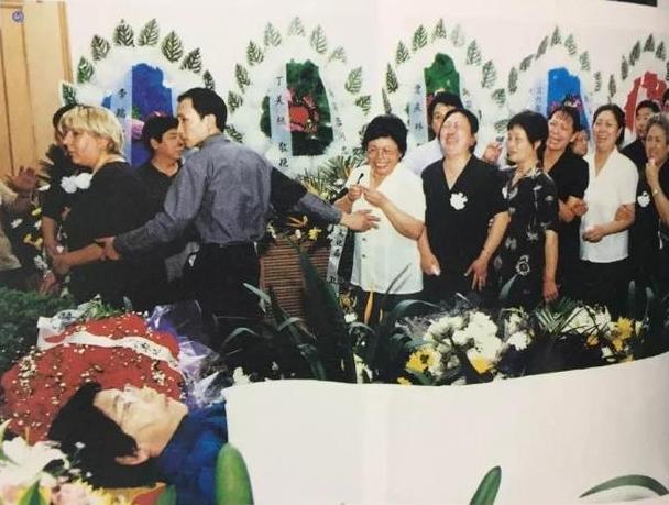 1999年深夜,赵丽蓉选好遗照穿好寿衣含泪乞求医生:让我安乐死吧