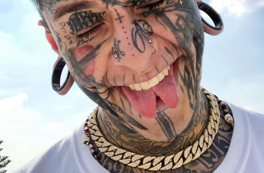墨西哥男子全身75%都是纹身,包括牙龈眼球,还在器官植入硅胶珠子