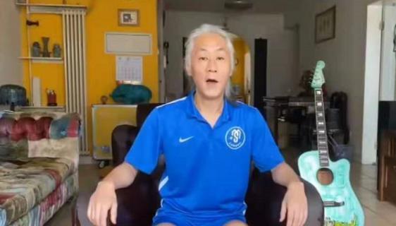 昔日摇滚才子常宽近照曝光,满头白发与人拼酒,家具寒酸显破旧
