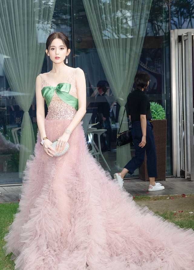古力娜扎性感写真照,穿衣大胆放得开,身材曲线真迷人!
