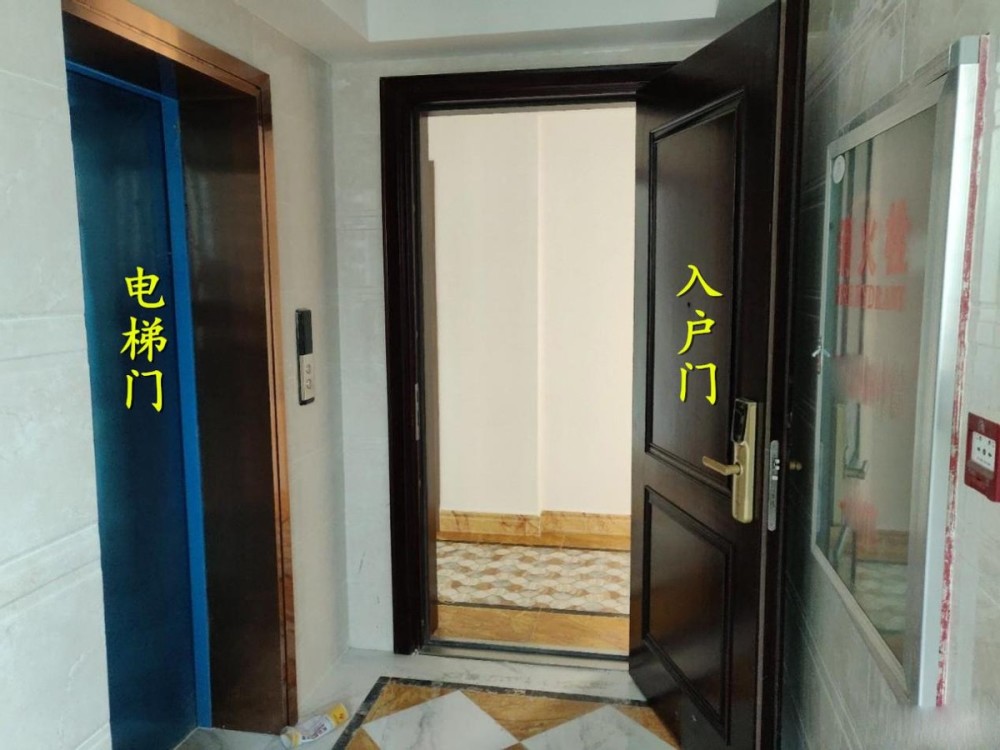 入户门紧挨电梯,不是一梯一户建议都避开,进出方便但噪音贼大