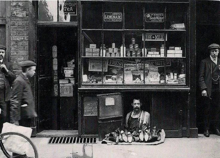 1900年,伦敦一家商店门口,商贩租下了店家的一个小面积柜子用来卖鞋