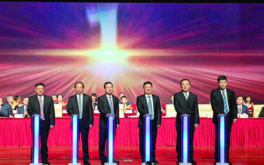 经济总量勇当排头兵_经济发展图片