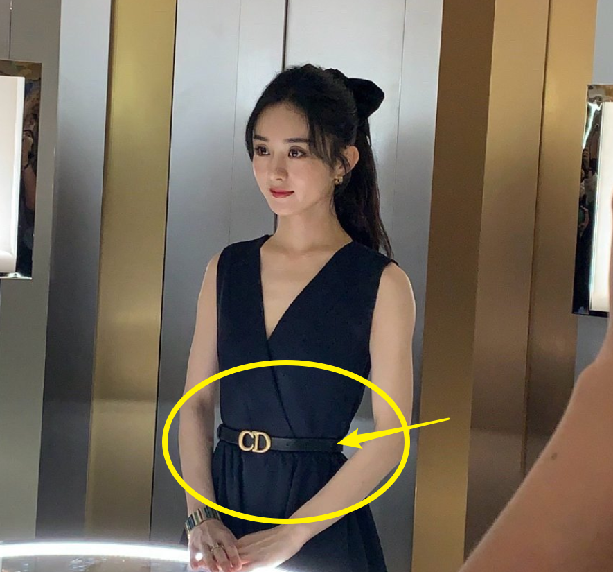 33岁赵丽颖现身商场,健身后的身材很特别,产后的腰围没看错吧?