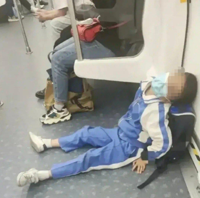 深圳的小孩有多拼?小学生地铁睡姿图火了,孩子一个人承受了太多