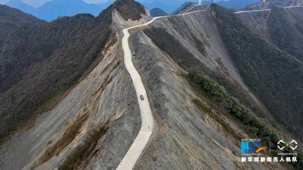 重庆石柱山脊背上修出刀片天路