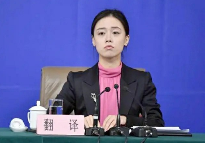 女翻译官姚梦瑶被称外交部女神可以靠颜值却偏偏靠才华