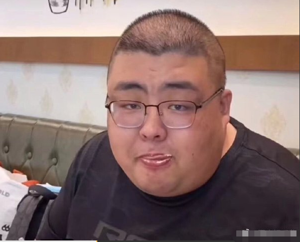 吃播泡泡龙意外去世,原因惹争议,网友:这是给年轻人上了一课