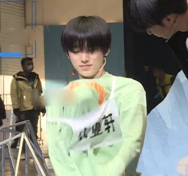 宋亚轩后台素颜被偷拍看清面部真实状态确定只有17岁