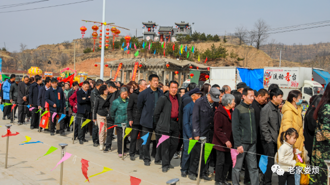 在太原市娄烦县常家坡村正月二十五有个习俗就是—走九曲黄河阵走完