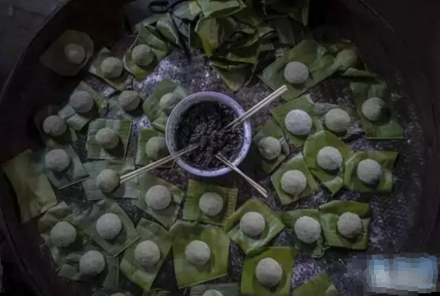 "三月三"前后,艾叶进入一年之中最鲜嫩多汁的时节,这时候采摘的艾叶