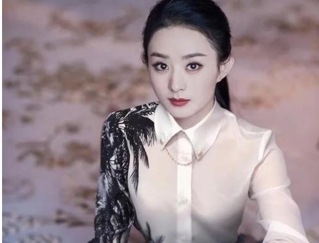 赵丽颖戴60万手镯现身商场!穿v领长裙性感时尚,网友:惊艳了时光