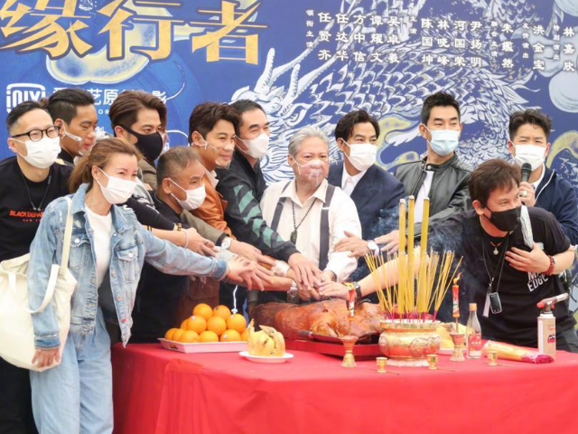 69岁洪金宝近况,背带裤复古造型精气神十足,暴瘦后身材再发福!