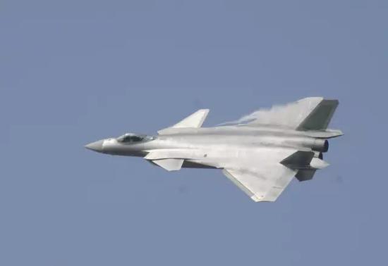 空警500搭档歼20占尽先机美f22还在200公里外就已被锁定