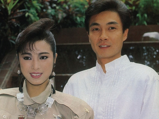 71岁刘松仁与狗相伴,小20岁妻子似"男人婆,后悔不生子?_腾讯新闻