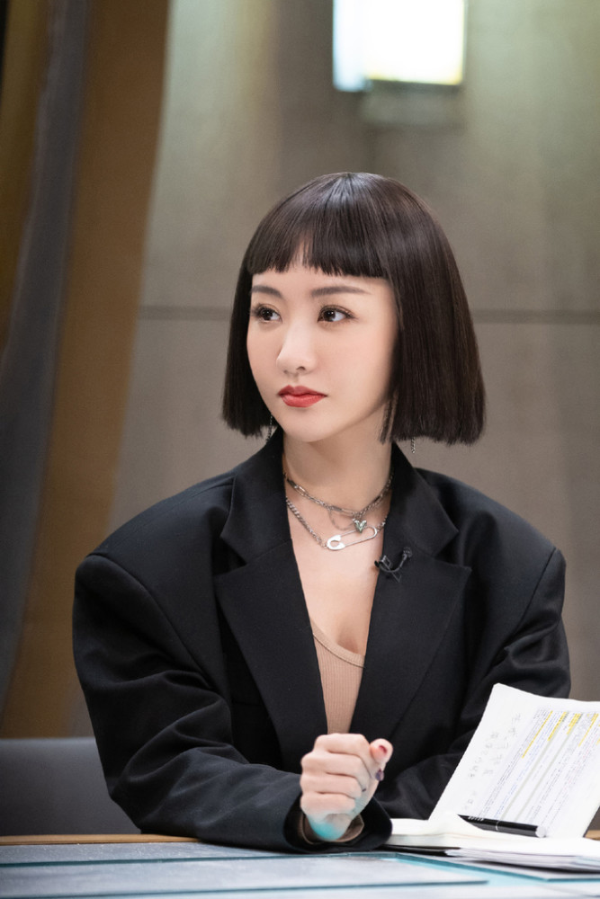 杨蓉《明侦》最新造型,黑西装配齐刘海酷帅霸气,39岁又攻又欲