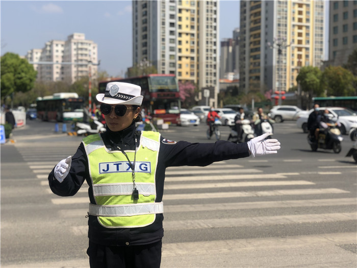 北京路女交警三尺岗台绽放巾帼风采