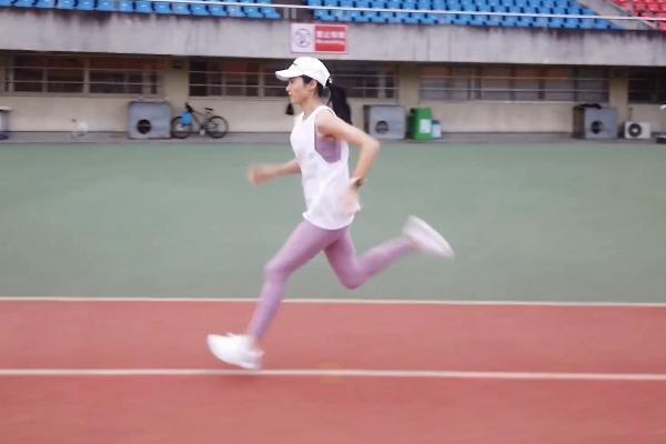 38岁美女老师走红,马甲线大长腿让人爱,坦言减肥方法很简单