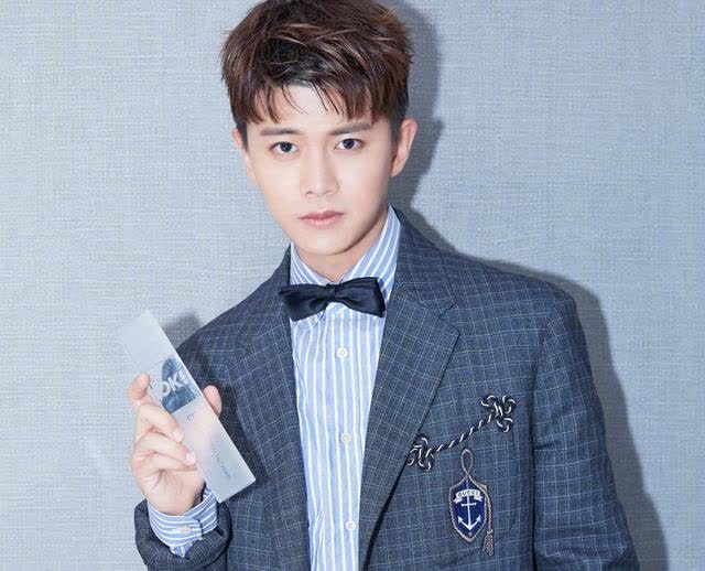 任嘉伦"奶帅"来了,摆设各种pose卖萌耍酷都没有