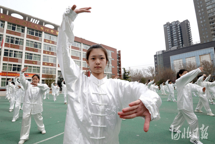 2021年3月10日,河北省邯郸市邯山区实验小学的学生在练习太极拳.