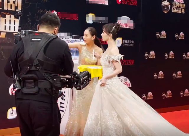 杨紫穿婚纱礼服走红毯,网友随手直拍,无精修生图美到观众