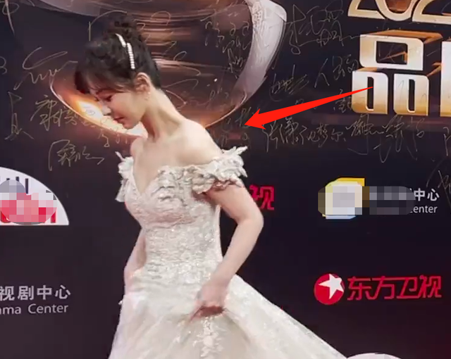 杨紫穿婚纱礼服走红毯,网友随手直拍,无精修生图美到观众