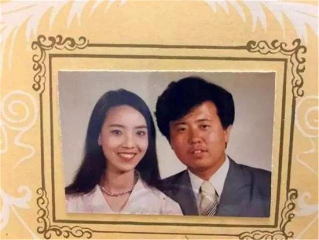"妈,你看上我爸啥了?"网友晒父母年轻时的照片,令人捧腹