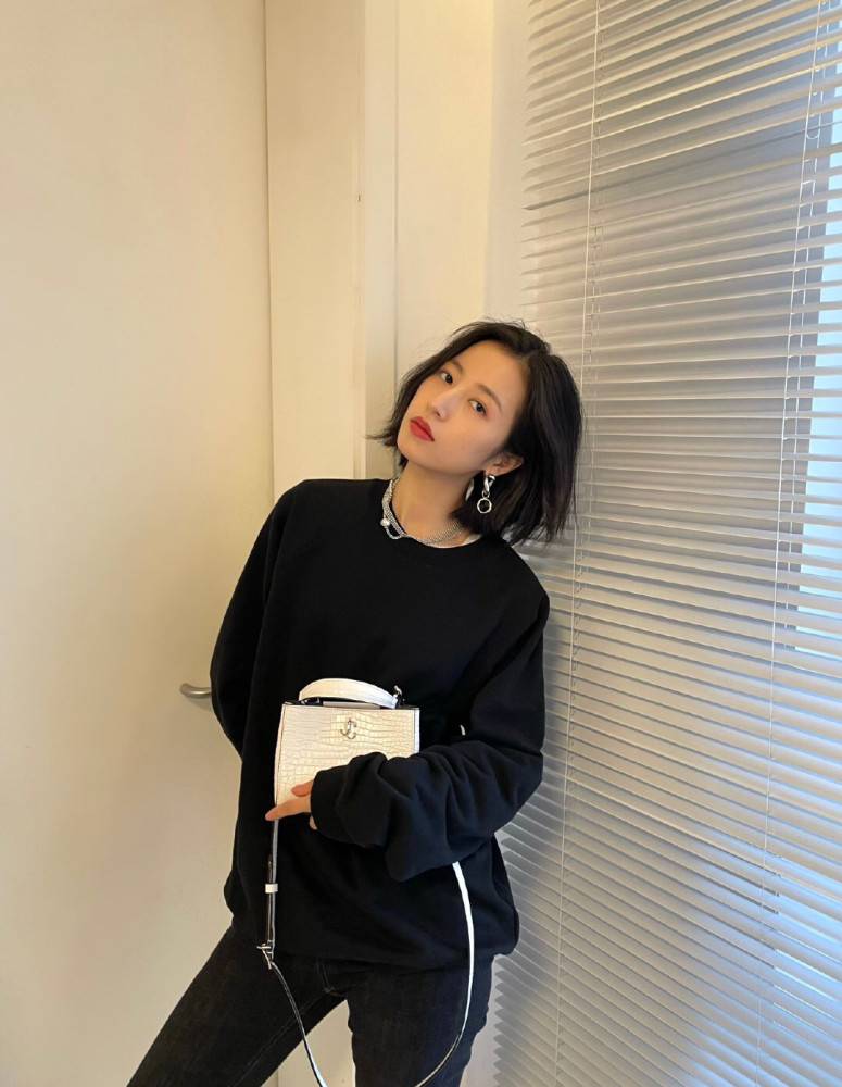 周雨彤穿搭很有想法,娃娃领卫衣配牛仔裤走机场,尽显鬼马少女感
