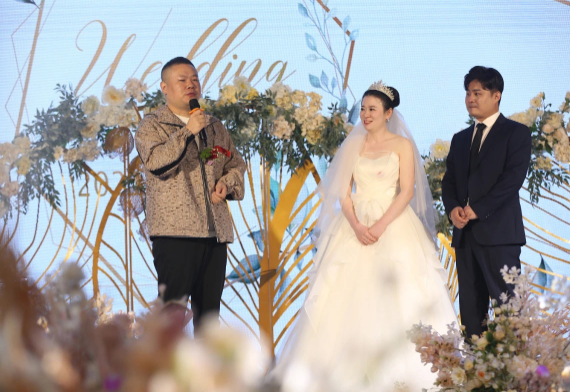 岳云鹏参加外甥婚礼,上台致辞激动落泪,不忘感激老婆为婚礼奔波