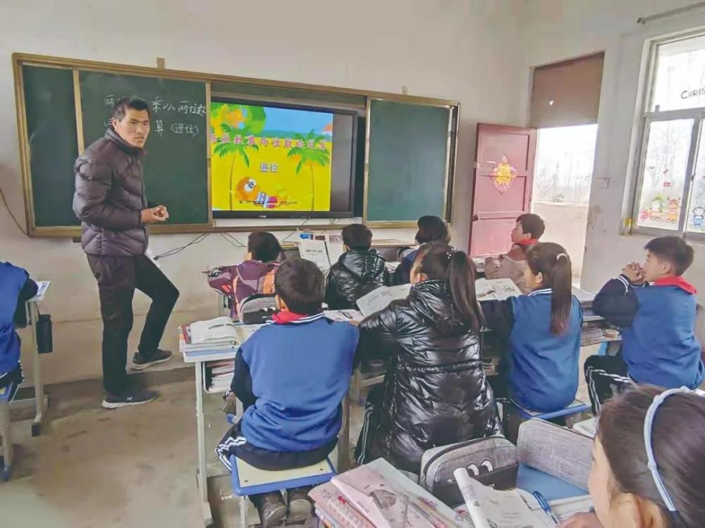 张鹏程给学生们上课