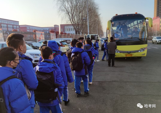 松雷中学学生在指定地点,有序排队等待校车的到来 07:00 安静了许久