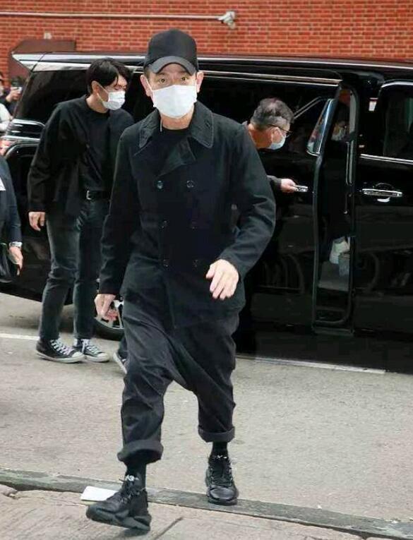 参加葬礼不能太帅刘德华穿吊裆裤被喷吴孟达的儿子也未能幸免