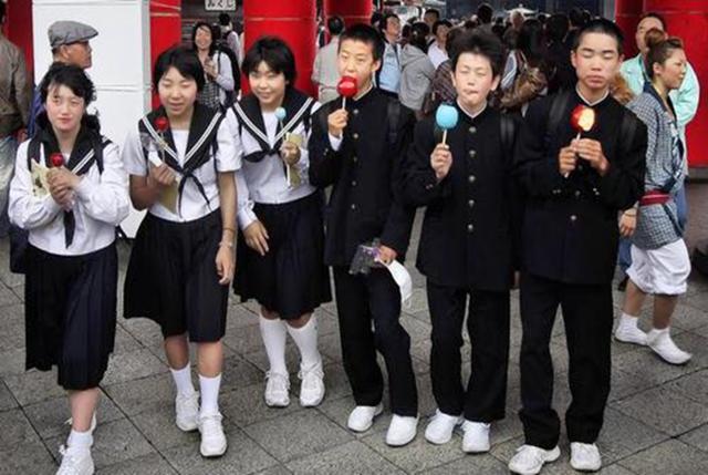 日本校服进行"不分男女"改革,裙子变裤子是解脱?学生拍手叫好